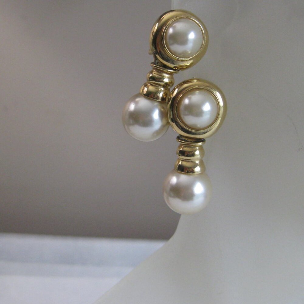Vintage Joan Rivers Collection Gold Tone Faux Pearl Clip on Earrings - Picture 2 of 9